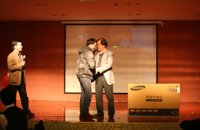 韩书记颁发特等奖奖品