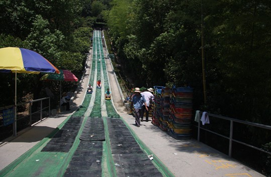 先锋公司员工滑草