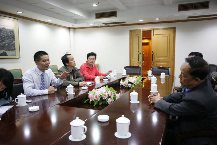 先锋干燥常务副董事长查协芳向干燥技术专业组组长表达承办单位意见