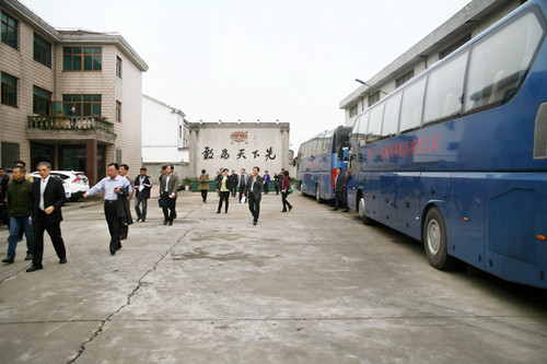 领导、^们抵达先锋干燥厂区