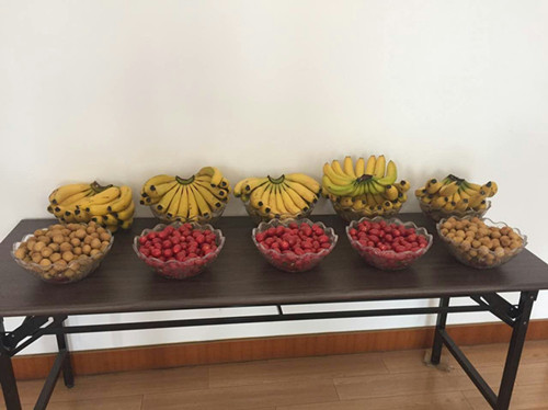 先锋公司为全体职工准备了新鲜水果