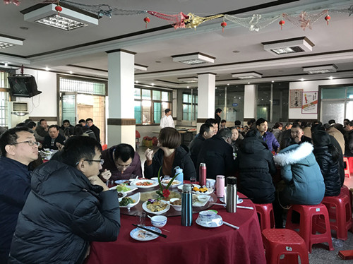 先锋全体员工齐聚餐厅吃年夜饭2