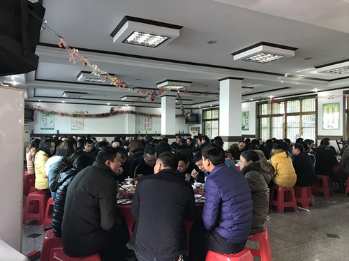 先锋全体员工齐聚餐厅吃年夜饭1