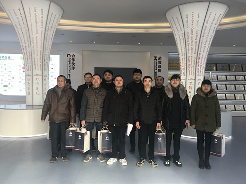 董事长谢洪清、总经理查协芳给全体员工发放礼品10