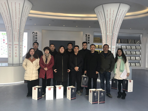 董事长谢洪清、总经理查协芳给全体员工发放礼品2