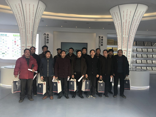 董事长谢洪清、总经理查协芳给全体员工发放礼品7